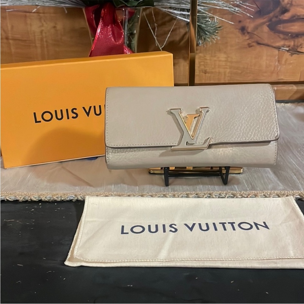 LOUIS VUITTON 2016 gray leather LV Monogram Capucines Wallet serial #MI3176